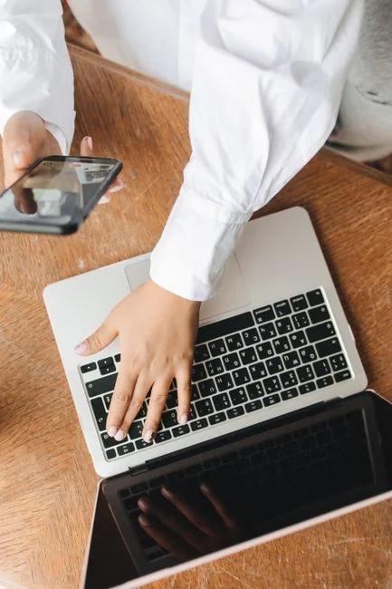 Gros plan sur un document de stratégie marketing posé sur un bureau, parfait pour un contenu d’entreprise.